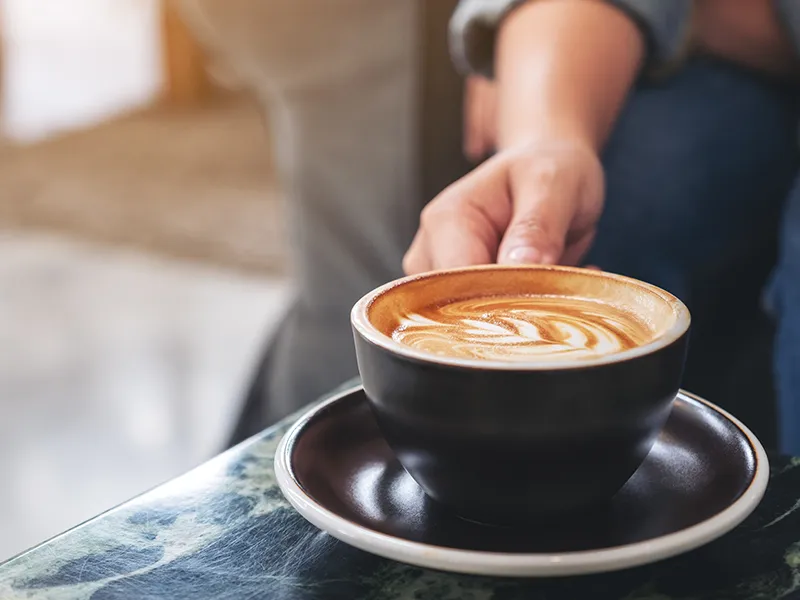 テーブルに置かれたコーヒー