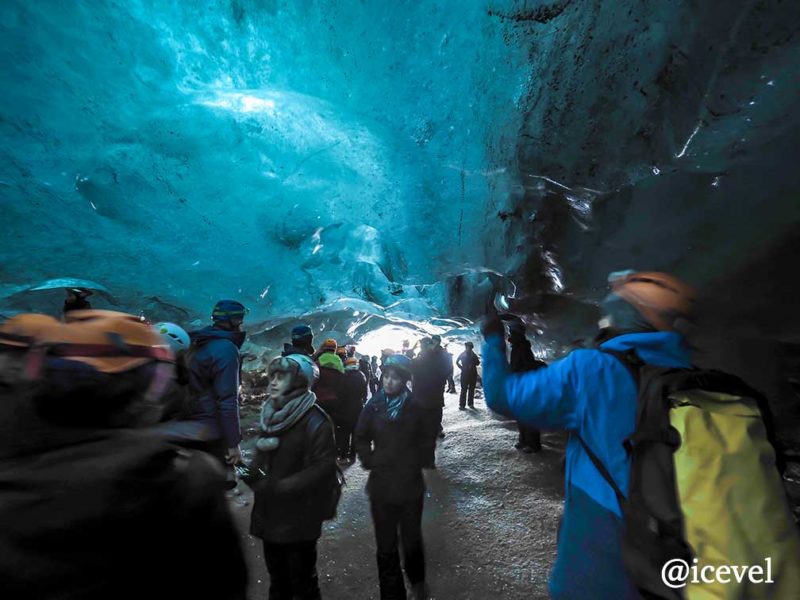 氷の洞窟の内部