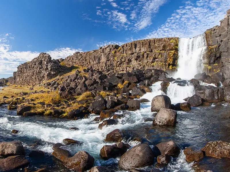 オクスアルアゥルフォス（Öxarárfoss）