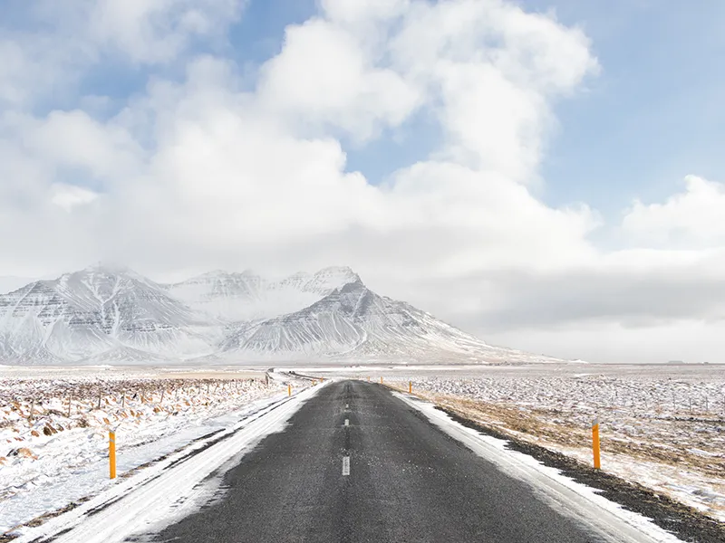 アイスランド郊外の道路