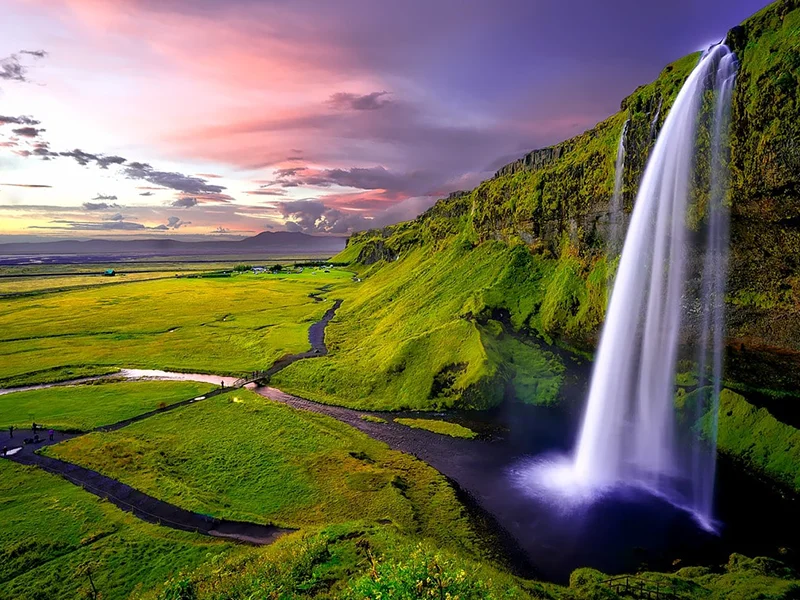 セリャラントスフォス（Seljalandsfoss）