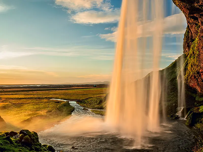 セリャラントスフォス（Seljalandsfoss）