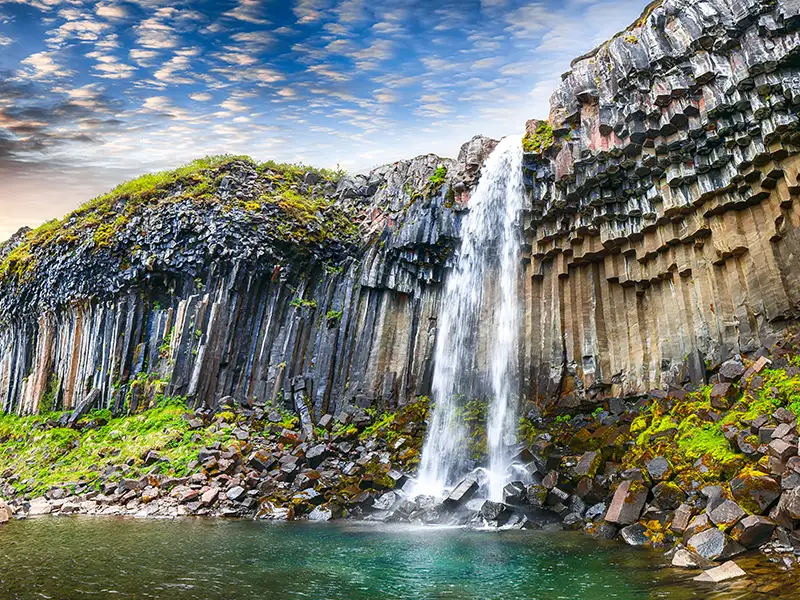 スバルティフォス（Svartifoss）