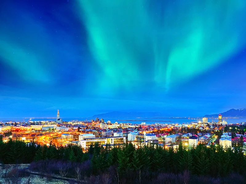 レイキャビクの町並みとオーロラ