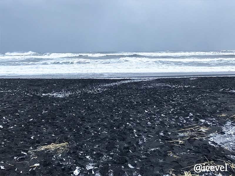 アイスランドのブラックサンドビーチ レイニスフィヤラ の注目ポイントと観光時の注意点 アイスランドの観光 旅行情報サイト アイスベル